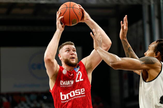 links Martinas Geben (Brose Bamberg, 22) Brose Bamberg - Niners Chemnitz - easyCredit-BBL - Basketball Bundesliga Saison 2021 22 Spieltag 29, 08.04.2022 Bamberg, Brose Arena Foto: Daniel Löb Loeb Copyright: DanielxLöb