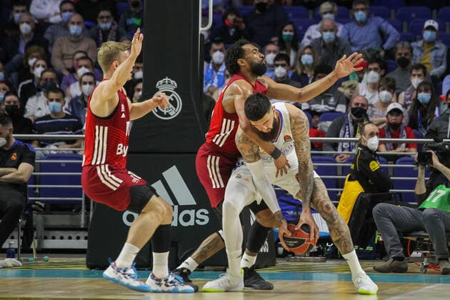 April 8, 2022, MADRID, MADRID, SPAIN: Darrun Hilliard of FC Bayern Munchen and Vicent Poirier of Real Madrid in action during Turkish Airlines Euroleague basketball match between Real Madrid and of FC Bayern Munchen at Wizink Center on April 08, 2022 in Madrid, Spain. MADRID SPAIN - ZUMAa181 20220408_zaa_a181_013 Copyright: xIrinaxR.xHipolitox