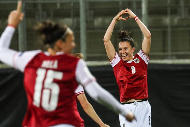 Sport Themen der Woche KW14 WOMEN SOCCER - FIFA WC 2023, quali, AUT vs NIR WIENER NEUSTADT,AUSTRIA,08.APR.22 - WOMEN SOCCER - FIFA Women s World Cup 2023, qualification, OEFB international match, Länderspiel, Nationalmannschaft Austria vs Northern Ireland. Image shows the rejoicing of Barbara Dunst (AUT).  GEPAxpictures xMichaelxMeindl