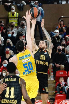 Mike James (AS Monaco) - Yovel Zoosman (Alban Berlin) BASKETBALL : Monaco vs Alba Berlin - Euroleague - Monaco - 08 04 2022 NorbertScanella Panoramic 
