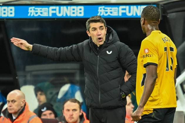 Fußball, Trainerhistorie Wolverhampton Wanderers von 1877 bis heute Newcastle United v Wolverhampton Wanderers Premier League 08 04 2022. Wolves manager, Bruno Lage speaks with Willy Boly during the Premier League match between Newcastle United and Wolverhampton Wanderers at St. James Park, Newcastle, England on 8 April 2022. Editorial use only DataCo restrictions apply See www.football-dataco.com , Copyright: xMalcolmxMackenziex PSI-15007-0015