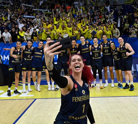 Bilder des Jahres 2022, Sport 04 April Sport Themen der Woche KW14 Fenerbahce Safiport players celebrated victory at the end of the FIBA EuroLeague Women Semi Final match between USK Praha and Fenerbahce Safiport at Ulker Sports Arena in Istanbul, Turkey , on April 8, 2022 . 