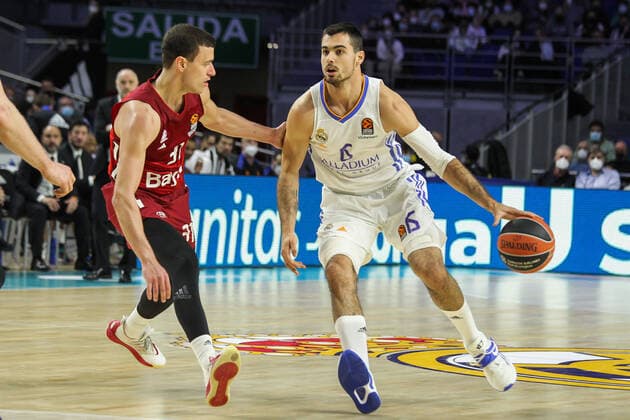 April 8, 2022, MADRID, MADRID, SPAIN: Zan Mark Sisko of FC Bayern Munchen and Alberto Abalde of Real Madrid in action during Turkish Airlines Euroleague basketball match between Real Madrid and of FC Bayern Munchen at Wizink Center on April 08, 2022 in Madrid, Spain. MADRID SPAIN - ZUMAa181 20220408_zaa_a181_057 Copyright: xIrinaxR.xHipolitox