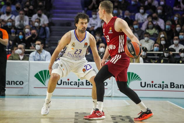 April 8, 2022, MADRID, MADRID, SPAIN: Andreas Obst of FC Bayern Munchen and Sergio Llull Melia of Real Madrid in action during Turkish Airlines Euroleague basketball match between Real Madrid and of FC Bayern Munchen at Wizink Center on April 08, 2022 in Madrid, Spain. MADRID SPAIN - ZUMAa181 20220408_zaa_a181_060 Copyright: xIrinaxR.xHipolitox