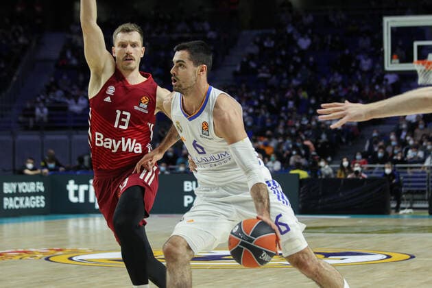 April 8, 2022, MADRID, MADRID, SPAIN: Andreas Obst of FC Bayern Munchen and Alberto Abalde of Real Madrid in action during Turkish Airlines Euroleague basketball match between Real Madrid and of FC Bayern Munchen at Wizink Center on April 08, 2022 in Madrid, Spain. MADRID SPAIN - ZUMAa181 20220408_zaa_a181_063 Copyright: xIrinaxR.xHipolitox