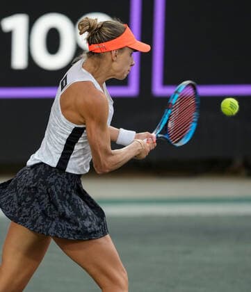 April 8, 2022: Magda Linette (POL) loses to Ekaterina Alexandrova (RUS), 6-0, 6-2 at the CreditOne Charleston Open being played at Family Circle Tennis Center in Charleston, South Carolina, {USA} Tennisclix CSM Charleston USA - ZUMAc04_ 20220408_zaf_c04_108 Copyright: xLesliexBillmanx