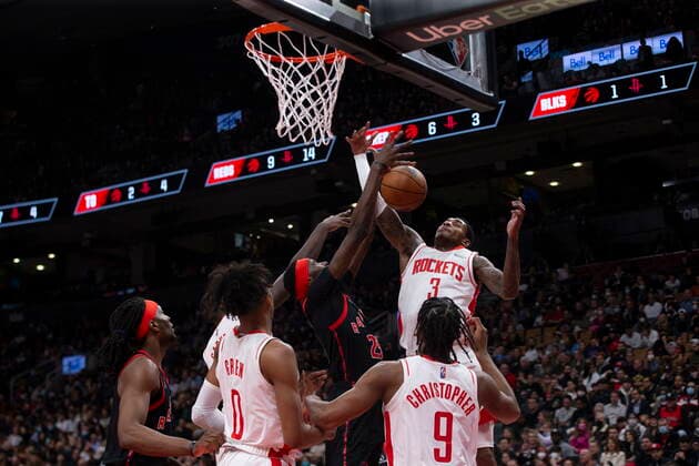 April 8, 2022, Toronto, ON, CAN: Houston Rockets Kevin Porter Jr. (3) goes to the hoop as Toronto Raptors forward Chris Boucher defends during first half NBA, Basketball Herren, USA basketball action in Toronto on Friday, April 8, 2022. Canada News - April 8, 2022  - ZUMAc35_ 20220408_zaf_c35_086 Copyright: xChrisxYoungx