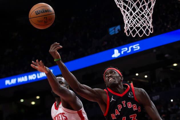 April 8, 2022, Toronto, ON, CANADA: Toronto Raptors Pascal Siakam (right) gets the offensive rebound against Houston Rockets Usman Garuba during first half NBA, Basketball Herren, USA basketball action in Toronto on Friday, April 8, 2022. Pascal Siakam; Usman Garuba  - ZUMAc35_ 20220408_zaf_c35_087 Copyright: xChrisxYoungx