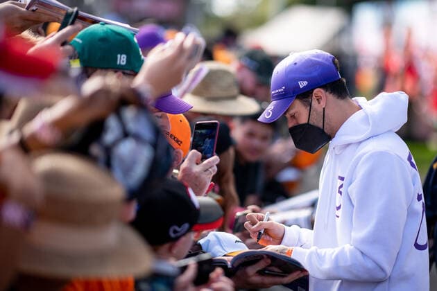 Daniel Ricciardo (AUS, McLaren F1 Team 3) schreibt Autogramme fuer die Fans, AUS, Formel 1 Grand Prix von Australien, Albert Park Circuit Melbourne, Qualifying Day, 09.04.2022 AUS, Formel 1 Grand Prix von Australien, Albert Park Circuit Melbourne, Qualifying Day, 09.04.2022 Copyright: xEibner Memmlerx EP_MMR