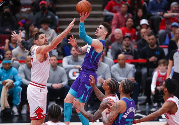 CHICAGO, IL - APRIL 08: Charlotte Hornets guard LaMelo Ball (2) and Chicago Bulls center Nikola Vucevic (9) in action during a NBA, Basketball Herren, USA game between the Charlotte Hornets and the Chicago Bulls on April 8, 2022 at the United Center in Chicago, IL. (Photo by Melissa Tamez Icon Sportswire) NBA: APR 08 Hornets at Bulls Icon22040811
