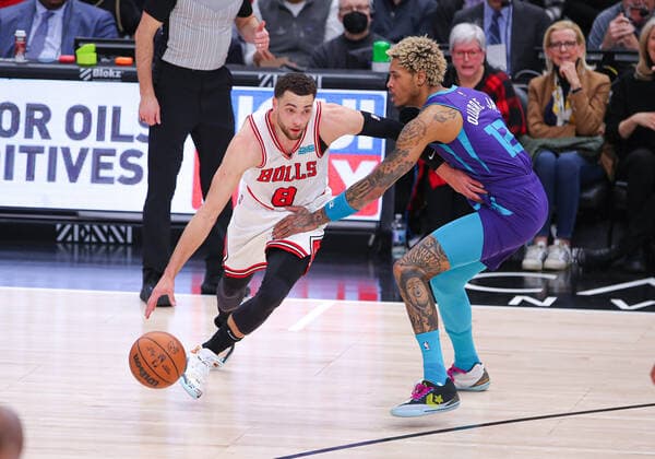 CHICAGO, IL - APRIL 08: Charlotte Hornets guard Kelly Oubre Jr. (12) guards Chicago Bulls guard Zach LaVine (8) during a NBA, Basketball Herren, USA game between the Charlotte Hornets and the Chicago Bulls on April 8, 2022 at the United Center in Chicago, IL. (Photo by Melissa Tamez Icon Sportswire) NBA: APR 08 Hornets at Bulls Icon22040820