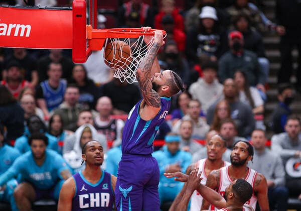 CHICAGO, IL - APRIL 08: Charlotte Hornets forward Cody Martin (11) slam dunks the ball in action during a NBA, Basketball Herren, USA game between the Charlotte Hornets and the Chicago Bulls on April 8, 2022 at the United Center in Chicago, IL. (Photo by Melissa Tamez Icon Sportswire) NBA: APR 08 Hornets at Bulls Icon22040826