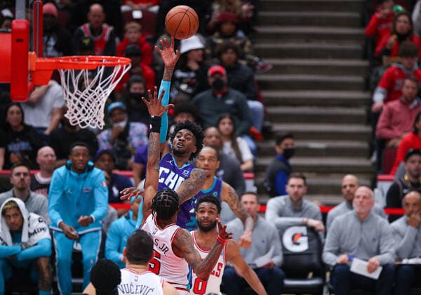 CHICAGO, IL - APRIL 08: Charlotte Hornets forward Jalen McDaniels (6) shoots the ball in action during a NBA, Basketball Herren, USA game between the Charlotte Hornets and the Chicago Bulls on April 8, 2022 at the United Center in Chicago, IL. (Photo by Melissa Tamez Icon Sportswire) NBA: APR 08 Hornets at Bulls Icon22040827