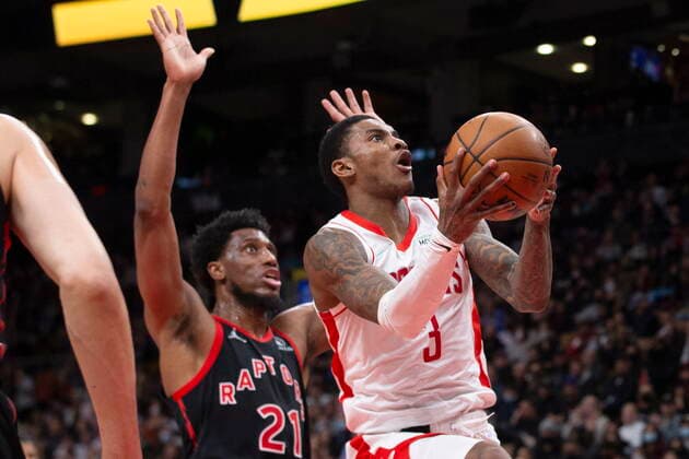 April 8, 2022, Toronto, ON, CAN: Houston Rockets Kevin Porter Jr. (right) shoots as Toronto Raptors Thaddeus Young defends during second half NBA, Basketball Herren, USA basketball action in Toronto on Friday, April 8, 2022. Kevin Porter Jr. Thaddeus Young  - ZUMAc35_ 20220408_zaf_c35_128 Copyright: xChrisxYoungx