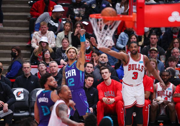 CHICAGO, IL - APRIL 08: Charlotte Hornets guard Kelly Oubre Jr. (12) shoots a three point basket during a NBA, Basketball Herren, USA game between the Charlotte Hornets and the Chicago Bulls on April 8, 2022 at the United Center in Chicago, IL. (Photo by Melissa Tamez Icon Sportswire) NBA: APR 08 Hornets at Bulls Icon22040835