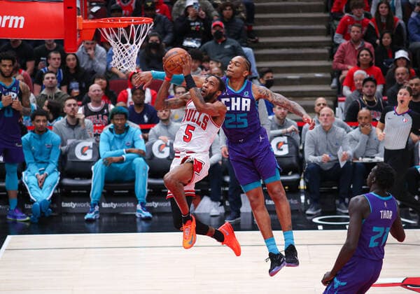 Sport Bilder des Tages CHICAGO, IL - APRIL 08: Charlotte Hornets forward P.J. Washington (25) reaches for the ball while Chicago Bulls forward Derrick Jones Jr. (5) drives to the basket during a NBA, Basketball Herren, USA game between the Charlotte Hornets and the Chicago Bulls on April 8, 2022 at the United Center in Chicago, IL. (Photo by Melissa Tamez Icon Sportswire) NBA: APR 08 Hornets at Bulls Icon22040845