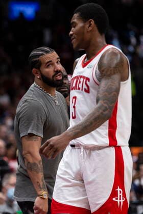 April 8, 2022, Toronto, ON, CAN: Drake exchanges words with Houston Rockets Kevin Porter Jr. (right) during second half NBA, Basketball Herren, USA basketball action against Toronto Raptors in Toronto on Friday, April 8, 2022. Drake Kevin Porter Jr.  - ZUMAc35_ 20220408_zaf_c35_157 Copyright: xChrisxYoungx