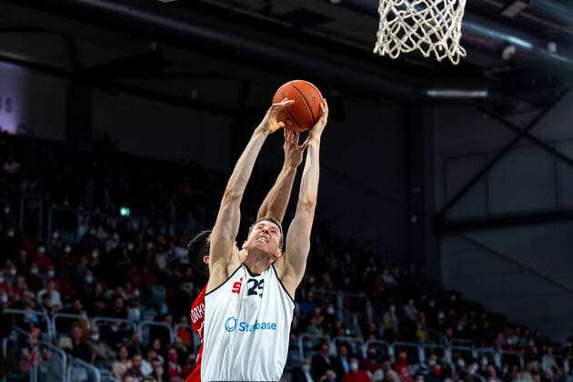 Mindaugas Susinskas (Niners Chemnitz, 29), Dominic Lockhart (Brose Bamberg, 03), Brose Bamberg vs. Niners Chemnitz, Basketball, easyCredit BBL, 29. Spieltag, 08.04.2022 Brose Bamberg vs. Niners Chemnitz, Basketball, easyCredit BBL, 29. Spieltag, 08.04.2022 Bamberg Copyright: xEIBNER GuenerxSantemizx EP_GSZ