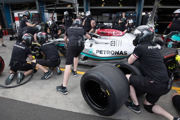 April 9, 2022, Melbourne, Australia: The Mercedes AMG Petronas F1 team practises pit stops ahead of practice session 3 at the 2022 Australian Formula One Grand Prix at Albert Park, Melbourne, Australia. Melbourne Australia - ZUMAl303 20220409_zaf_l303_052 Copyright: xSydneyxLowx