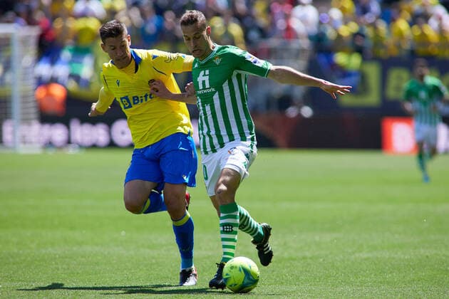 April 9, 2022, CADIZ, CADIZ, SPAIN: Ruben Alcaraz of Cadiz and Sergio Canales of Real Betis in action during the spanish league, La Liga Santander, football match played between Cadiz CF and Real Betis at Nuevo Mirandilla stadium on April 9, 2022, in Cadiz, Spain. CADIZ SPAIN - ZUMAa181 20220409_zaa_a181_004 Copyright: xJoaquinxCorcherox