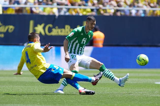 April 9, 2022, CADIZ, CADIZ, SPAIN: Ruben Alcaraz of Cadiz and Guido Rodriguez of Real Betis in action during the spanish league, La Liga Santander, football match played between Cadiz CF and Real Betis at Nuevo Mirandilla stadium on April 9, 2022, in Cadiz, Spain. CADIZ SPAIN - ZUMAa181 20220409_zaa_a181_018 Copyright: xJoaquinxCorcherox