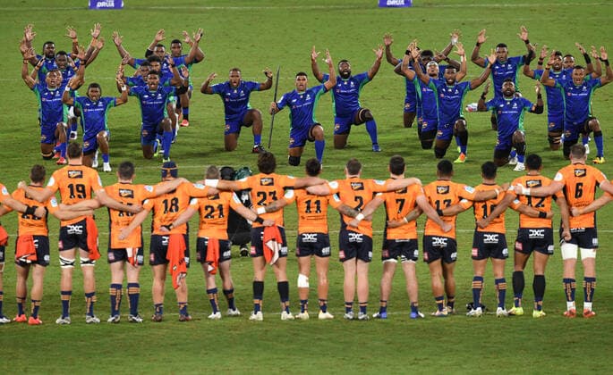 Sport Themen der Woche KW14 SUPER RUGBY DRUA BRUMBIES, The Fijian Drua are seen performing the Na Bole as the Brumbies look on before the Round 8 Super Rugby match between the Fijian Drua and ACT Brumbies at Suncorp Stadium in Brisbane, Saturday, April 9, 2022. ( NO ARCHIVING, EDITORIAL USE ONLY, NO USE IN BOOKS WITHOUT CONSENT BRISBANE QLD AUSTRALIA  Copyright: xDARRENxENGLANDx 20220410001645447427
