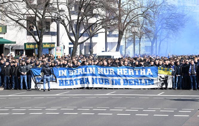 Fussball, Herren, 1. Bundesliga, Saison 2021 22, (29. Spieltag), Hertha BSC - 1. FC Union Berlin, Fans von Hertha marschieren über den Kaiserdamm, 09.04. 2022, Copyright: xMatthiasxKochx