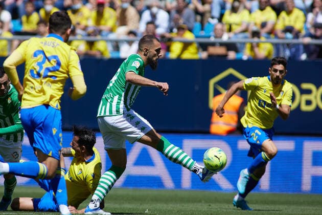 April 9, 2022, CADIZ, CADIZ, SPAIN: Borja Iglesias of Real Betis in action during the spanish league, La Liga Santander, football match played between Cadiz CF and Real Betis at Nuevo Mirandilla stadium on April 9, 2022, in Cadiz, Spain. CADIZ SPAIN - ZUMAa181 20220409_zaa_a181_030 Copyright: xJoaquinxCorcherox