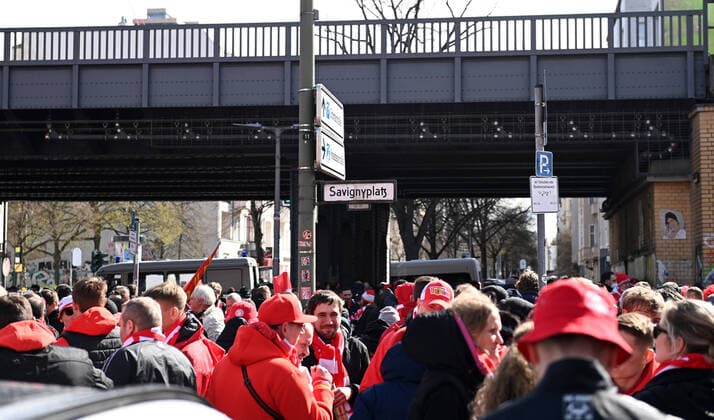 Fussball, Herren, 1. Bundesliga, Saison 2021 22, (29. Spieltag), Hertha BSC - 1. FC Union Berlin, Fans von Union versammeln sich am Savignyplatz, 09.04. 2022, Copyright: xMatthiasxKochx