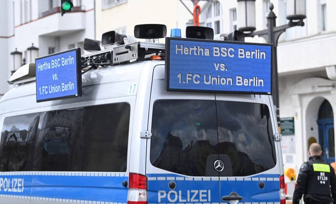 Fussball, Herren, 1. Bundesliga, Saison 2021 22, (29. Spieltag), Hertha BSC - 1. FC Union Berlin, Einsatzfahrzeug der Polizei, 09.04. 2022, Copyright: xMatthiasxKochx