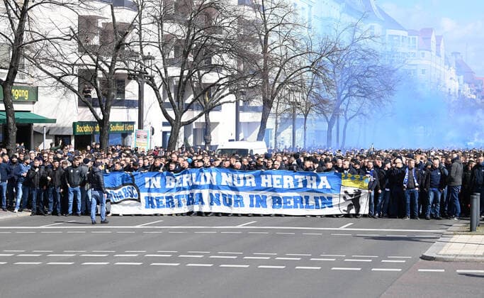 Fussball, Herren, 1. Bundesliga, Saison 2021 22, (29. Spieltag), Hertha BSC - 1. FC Union Berlin, Fans von Hertha marschieren über den Kaiserdamm, 09.04. 2022, Copyright: xMatthiasxKochx
