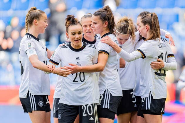 Jubeln über das 1:0 von Lena Sophie Oberdorf (Deutschland, 6) Giulia Gwinn (Deutschland, 15) Lina Magull (Deutschland, 20) GER, Deutschland vs. Portugal, Fussball, Frauen WM-Qualifikation, 09.04.2022, Germany vs. Portugal, Women Deutschland vs. Portugal, Fussball, Frauen WM-Qualifikation, 09.04.2022, Germany vs. Portugal Bielefeld Copyright: xEibner-Pressefoto BahhoxKarax EP_BKA
