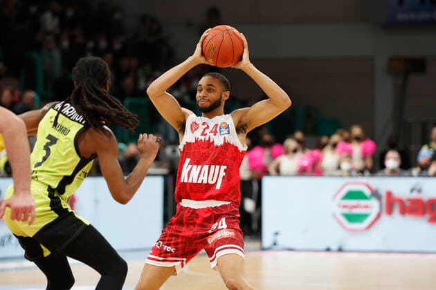09.04.2022, medi Bayreuth vs. s.Oliver Wuerzburg, easyCredit BBL, 29. Spieltag, GER, Bayreuth, Oberfrankenhalle, Im Bild: v.li. Marcus Thornton (medi bayreuth) gegen Cameron Hunt (s.Oliver Wuerzburg) Copyright: HMBxMedia xJulienxBecker