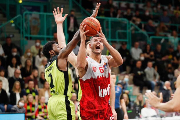 09.04.2022, medi Bayreuth vs. s.Oliver Wuerzburg, easyCredit BBL, 29. Spieltag, GER, Bayreuth, Oberfrankenhalle, Im Bild: v.li. Sacar Anim (medi bayreuth) gegen Filip Stanic (s.Oliver Wuerzburg) Copyright: HMBxMedia xJulienxBecker