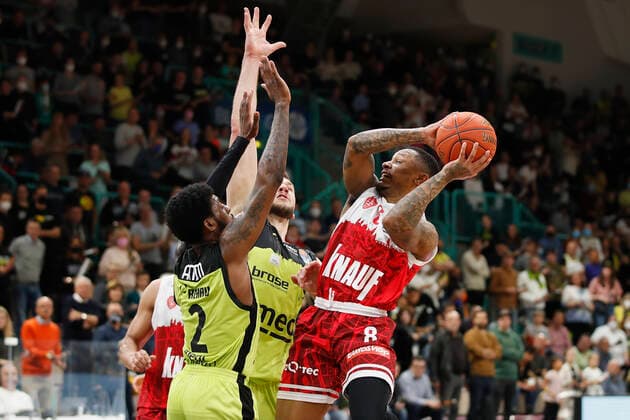 09.04.2022, medi Bayreuth vs. s.Oliver Wuerzburg, easyCredit BBL, 29. Spieltag, GER, Bayreuth, Oberfrankenhalle, Im Bild: v.li. Sacar Anim (medi bayreuth), Martynas Sajus (medi bayreuth) und Charles Callison (s.Oliver Wuerzburg) Copyright: HMBxMedia xJulienxBecker