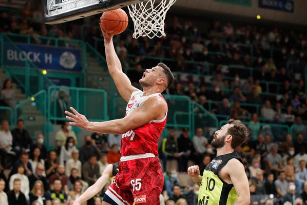 09.04.2022, medi Bayreuth vs. s.Oliver Wuerzburg, easyCredit BBL, 29. Spieltag, GER, Bayreuth, Oberfrankenhalle, Im Bild: v.li. Filip Stanic (s.Oliver Wuerzburg) gegen Bastian Doreth (medi bayreuth) Copyright: HMBxMedia xJulienxBecker