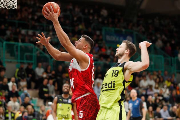 09.04.2022, medi Bayreuth vs. s.Oliver Wuerzburg, easyCredit BBL, 29. Spieltag, GER, Bayreuth, Oberfrankenhalle, Im Bild: v.li. Filip Stanic (s.Oliver Wuerzburg) gegen Martynas Sajus (medi bayreuth) Copyright: HMBxMedia xJulienxBecker