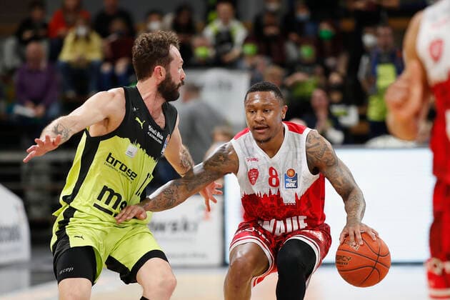 09.04.2022, medi Bayreuth vs. s.Oliver Wuerzburg, easyCredit BBL, 29. Spieltag, GER, Bayreuth, Oberfrankenhalle, Im Bild: v.li. Bastian Doreth (medi bayreuth) gegen Charles Callison (s.Oliver Wuerzburg) Copyright: HMBxMedia xJulienxBecker