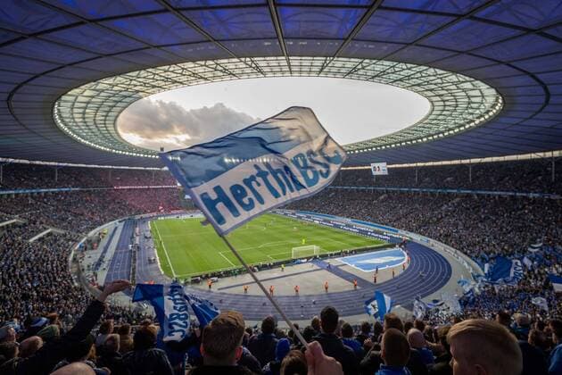 Fussball Berlin 09.04.2022 Saison 2021 2022 1. Bundesliga DFL Hertha BSC Berlin - 1. FC Union Berlin Berliner Olympiastadion Sportstätte Hertha Fans im Vordergrund