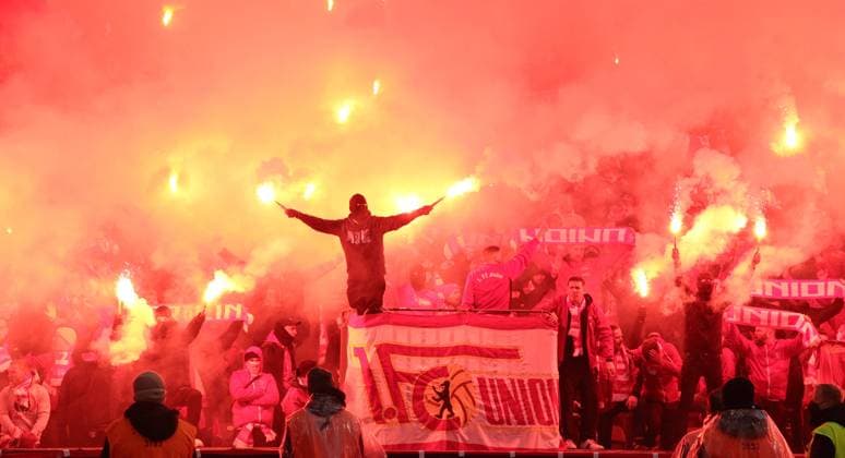 Pyrotechnik, Bengalos, Feuerwerk im Unionfanblock Fußball Fussball DFL Bundesliga Herren Saison 2021 2022 09.04.2022 Hertha BSC Berlin vs. 1.FC Union Berlin FCU Derby Stadtduell