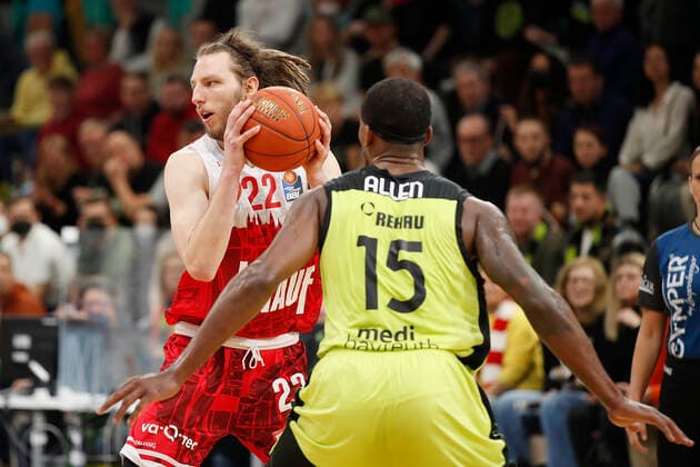 09.04.2022, medi Bayreuth vs. s.Oliver Wuerzburg, easyCredit BBL, 29. Spieltag, GER, Bayreuth, Oberfrankenhalle, Im Bild: v.li. Craig Moller (s.Oliver Wuerzburg) gegen Terry Allen (medi bayreuth) Copyright: HMBxMedia xJulienxBecker