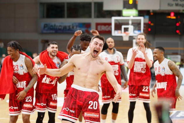 09.04.2022, medi Bayreuth vs. s.Oliver Wuerzburg, easyCredit BBL, 29. Spieltag, GER, Bayreuth, Oberfrankenhalle, Im Bild: Jubel nach dem Sieg bei Julian Albus (s.Oliver Wuerzburg), da die Fans oberkoerperfrei auf den Tribuenen feiern Copyright: HMBxMedia xJulienxBecker