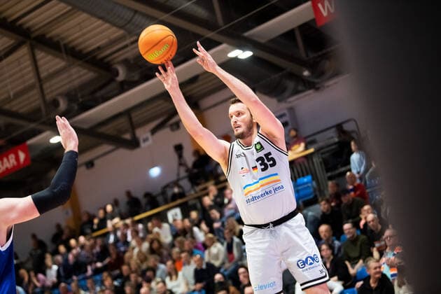 BARMER 2. Basketsball Bundesliga ProA Saison 2021 2022 34. Spieltag am 09.4.22 Medipolis SC Jena vs VFL SparkassenStars Bochum Stephan Haukohl (Jena) beim Wurf Sparkassen Arena