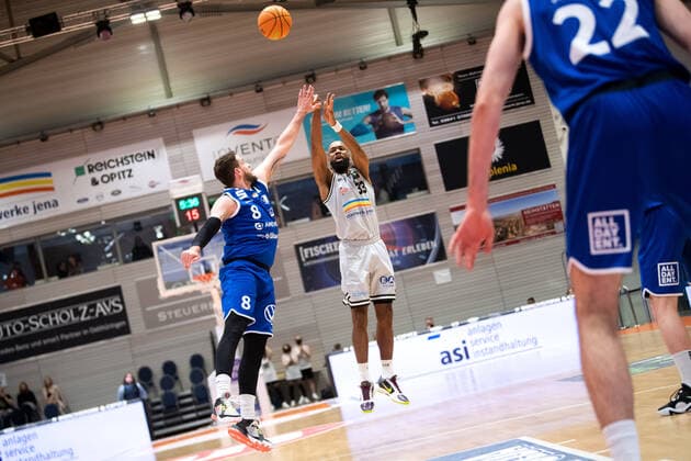 BARMER 2. Basketsball Bundesliga ProA Saison 2021 2022 34. Spieltag am 09.4.22 Medipolis SC Jena vs VFL SparkassenStars Bochum v.re. Brandon Thomas (Jena) beim 3 Punkt Wurf gegen Kilian Dietz (Bochum) Sparkassen Arena