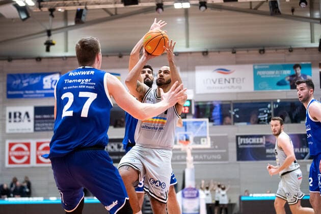 BARMER 2. Basketsball Bundesliga ProA Saison 2021 2022 34. Spieltag am 09.4.22 Medipolis SC Jena vs VFL SparkassenStars Bochum Mitte: DaVonté Lacy (Jena) beim Wurf gegen Björn Rohwer (Bochum) Sparkassen Arena