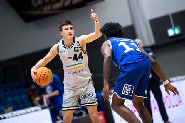 BARMER 2. Basketsball Bundesliga ProA Saison 2021 2022 34. Spieltag am 09.4.22 Medipolis SC Jena vs VFL SparkassenStars Bochum v.li. Vuk Radojicic (Jena) am Ball gegen Tony Hicks (Bochum) Sparkassen Arena