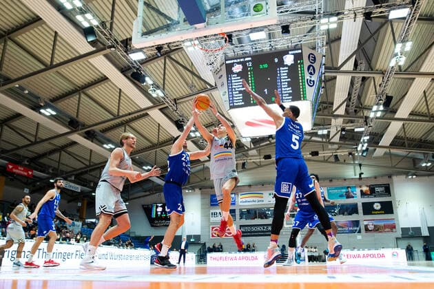 BARMER 2. Basketsball Bundesliga ProA Saison 2021 2022 34. Spieltag am 09.4.22 Medipolis SC Jena vs VFL SparkassenStars Bochum Mitte Vuk Radojicic (Jena) beim Korbleger gegen links Johannes Joos (Bochum) und rechts Dominic Green (Bochum) Sparkassen Arena
