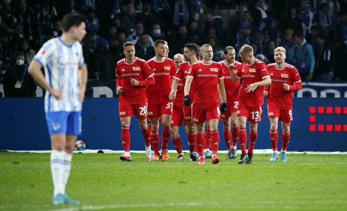 li. Jurgen Ekkelenkamp, re. Jubelnde Unionmannschaft nach 1:4 durch Sven Michel Fußball Fussball DFL Bundesliga Herren Saison 2021 2022 09.04.2022 Hertha BSC Berlin vs. 1.FC Union Berlin FCU Derby Stadtduell