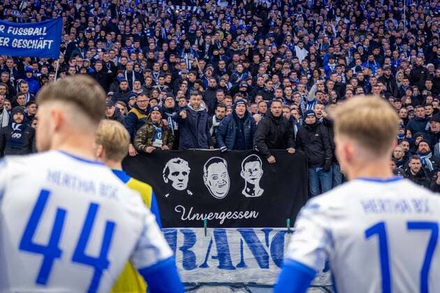 Fussball Berlin 09.04.2022 Saison 2021 2022 1. Bundesliga DFL Hertha BSC Berlin - 1. FC Union Berlin Herthaspieler nach der 1:4 Niederlage bei den Fans Die Fans wollen, dass die Spieler symbolisch ihre Trikots ausziehen Linus Jasper Gechter (Hertha BSC, No.44) Maximilian Mittelstädt (Hertha BSC, No.17) Mittelstadt Mittelstaedt