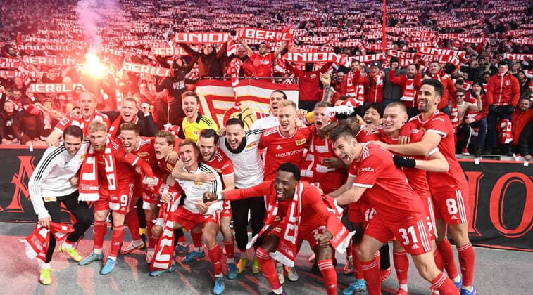 Bilder des Jahres 2022, Sport 04 April Sport Themen der Woche KW14 Fussball, Herren, 1. Bundesliga, Saison 2021 22, (29. Spieltag), Hertha BSC - 1. FC Union Berlin, Union, Jubel nach Abpfiff mit den Fans, 09.04. 2022, *** Football, men, 1 Bundesliga, season 2021 22, 29 match day , Hertha BSC 1 FC Union Berlin, Union, cheering after the final whistle with the fans, 09 04 2022, Copyright: xMatthiasxKochx